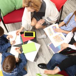 Une bibliothécaire accueilles des élèves