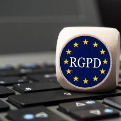 Photo d'un ordinateur ouvert avec le logo RGPD