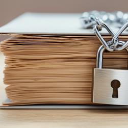 Livre fermé avec un cadenas