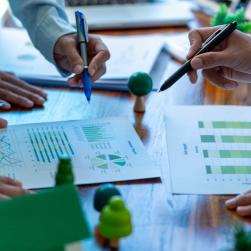 Des personnes travaillent avec des graphiques