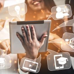 Des personnes ont une tablette avec des logos numérisues