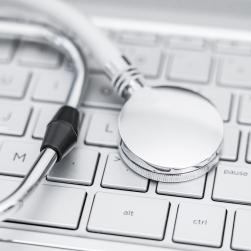 Photo d'un clavier avec un stéthoscope